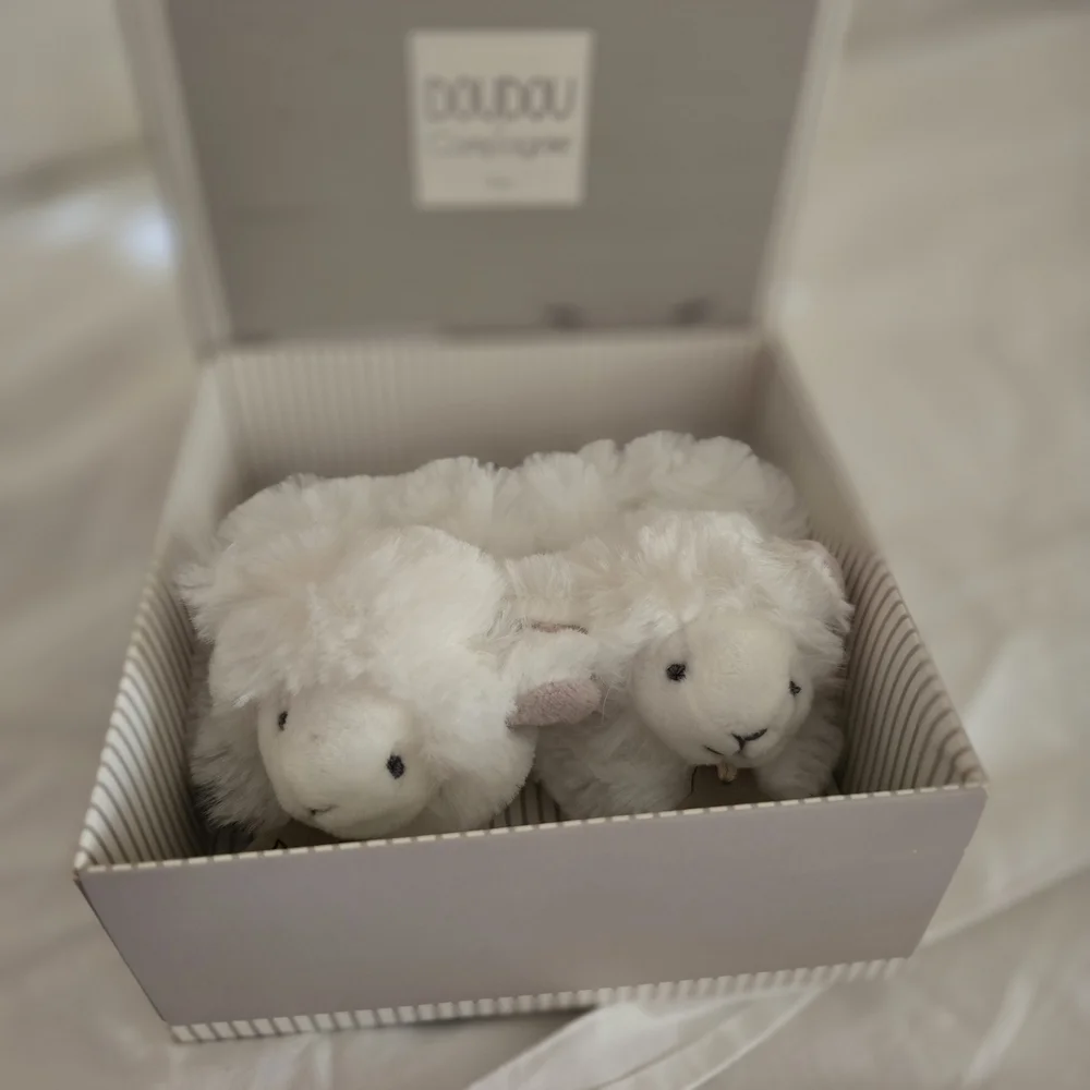 NWT Dou Dou Compagnie White Lamb Sheep Baby Newborn Slippers